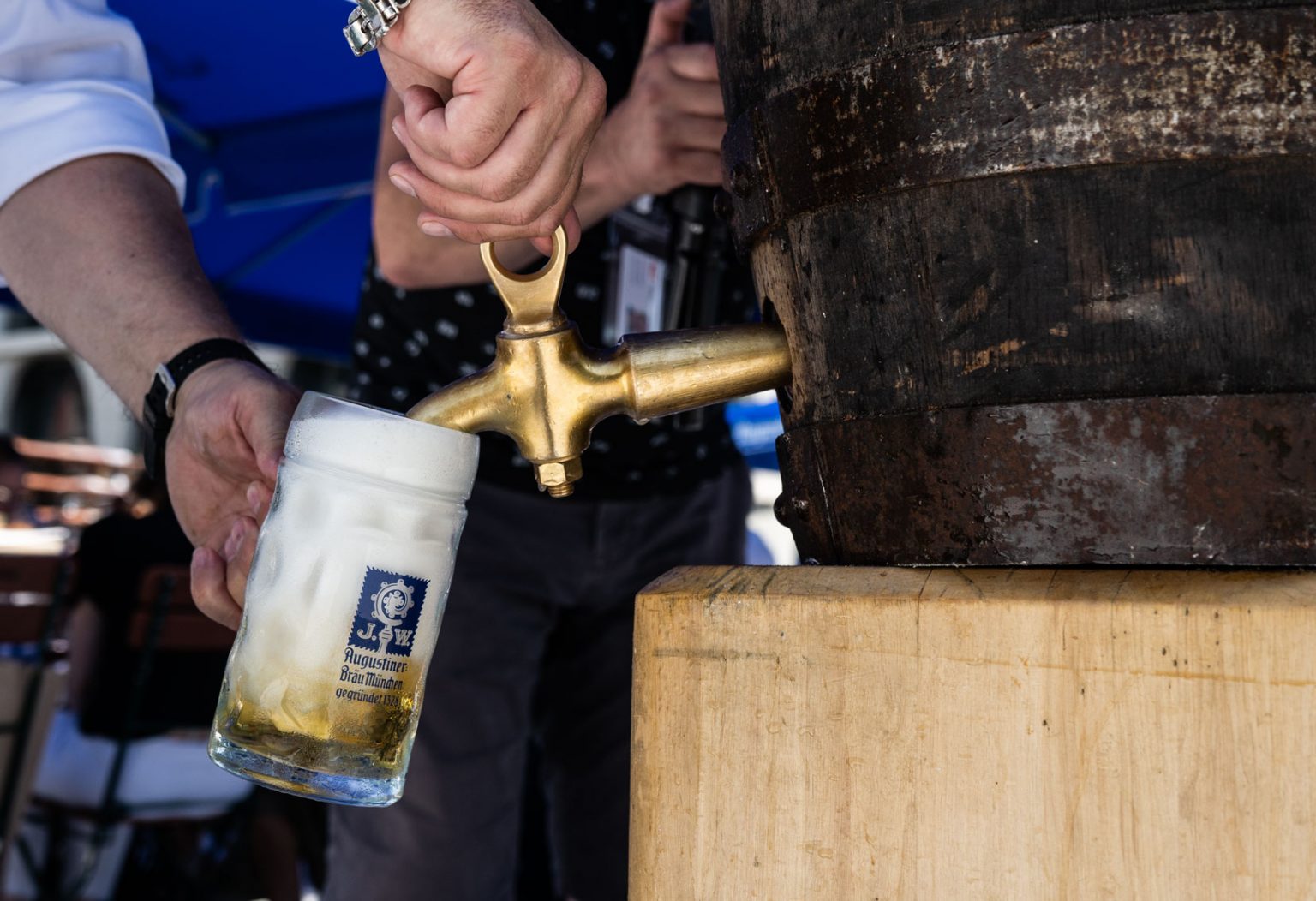 Beim traditionellen Fassanstich wird frisch gezapftes Bier direkt aus dem Holzfass in einen Maßkrug gefüllt.